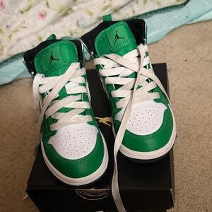 Nike Kids Sneakers in Green and White